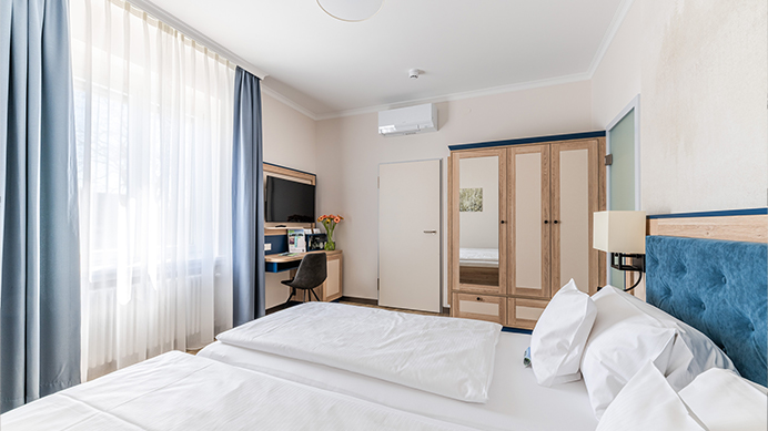 https://loechnerhaus.de/wp-content/uploads/2021/02/Loechnerhaus_Hotel_692x389_DZ_IB_N.jpg
