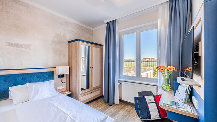 https://loechnerhaus.de/wp-content/uploads/2021/02/Loechnerhaus_Hotel_692x389_EZ_IB_N.jpg