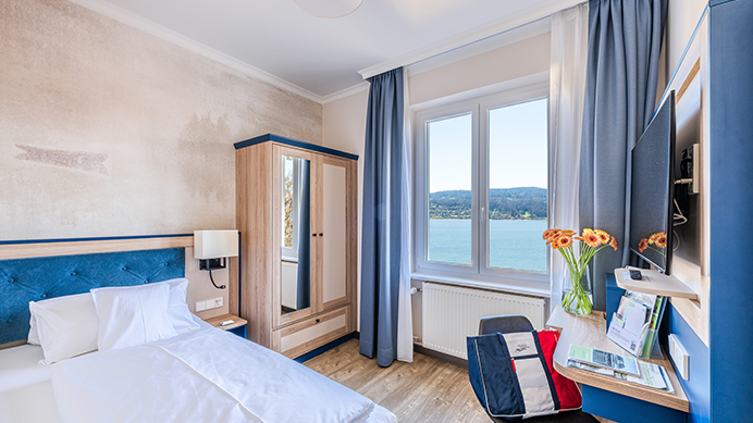 https://loechnerhaus.de/wp-content/uploads/2021/02/Loechnerhaus_Hotel_692x389_EZ_SB_N.jpg