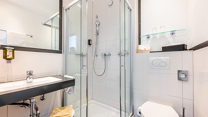 https://loechnerhaus.de/wp-content/uploads/2021/03/Loechnerhaus_Hotel_692x389_Badezimmer_innen_1.jpg