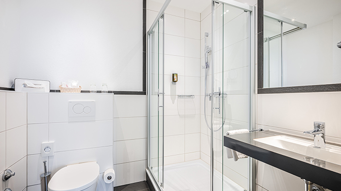 https://loechnerhaus.de/wp-content/uploads/2021/03/Loechnerhaus_Hotel_692x389_Badezimmer_innen_2.jpg