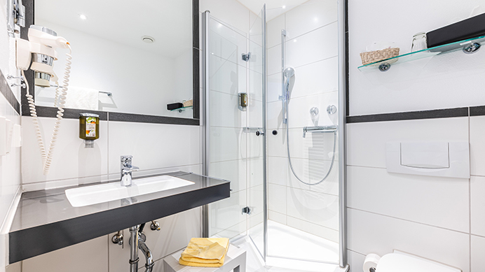 https://loechnerhaus.de/wp-content/uploads/2021/03/Loechnerhaus_Hotel_692x389_Badezimmer_innen_3.jpg