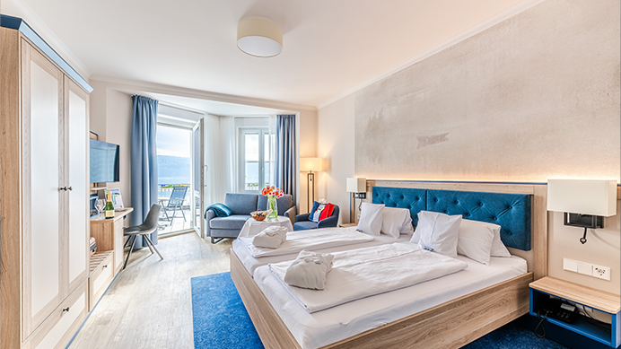 https://loechnerhaus.de/wp-content/uploads/2021/03/Loechnerhaus_Hotel_692x389_DZ_SB_B_S_N-1.jpg